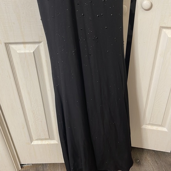 Evening gown Gorgeous black dress worn once. Black shiny beading to the floor. - Picture 12 of 17